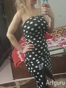 امرأة ترتدي فستان مزخرف بالنقاط